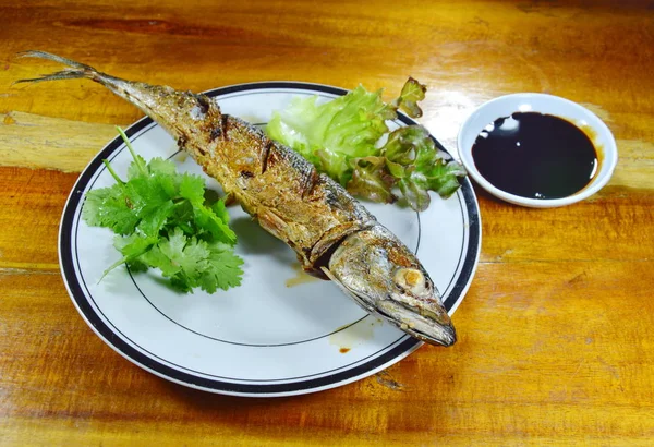 Kızarmış Pasifik uskumru ve sebze tatlı Siyah soya sosu ile