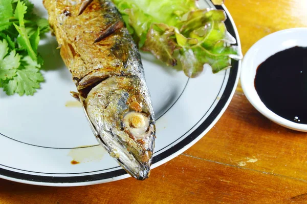 Saba frito pescado y verdura con salsa de soja dulce negro — Foto de Stock