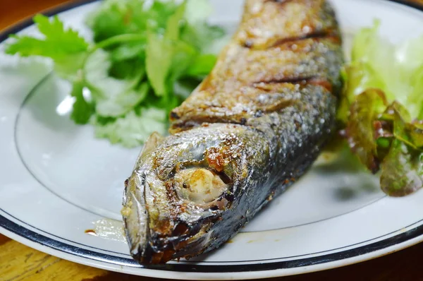 Kızarmış Saba balık ve sebze plaka üzerinde
