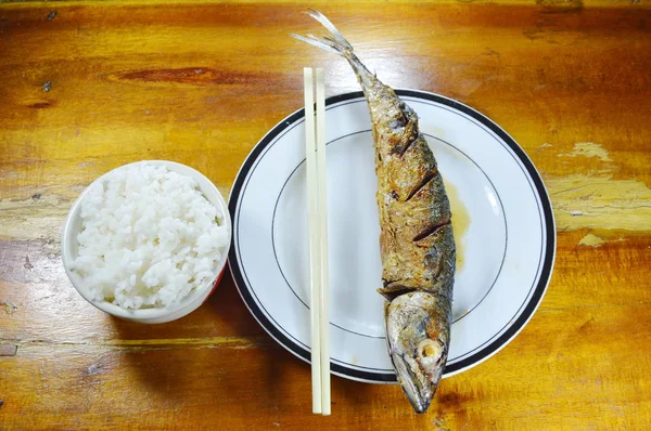 Peixe frito Saba comer com arroz simples — Fotografia de Stock