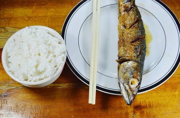 Pescado Saba frito comer con arroz llano — Foto de Stock