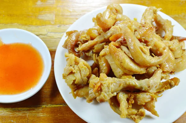 Ayam goreng dicelup dengan saus cabai — Stok Foto