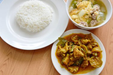 pirinç yemek yumurta ile çorba ve baharatlı karıştırın kızarmış yaban domuzu köri