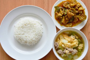 pirinç yemek yumurta ile çorba ve baharatlı karıştırın kızarmış yaban domuzu köri