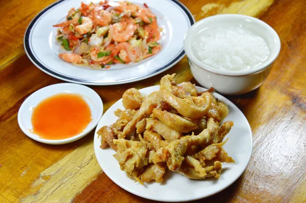 Riso bollito mangiare con pollo fritto e insalata di gamberetti piccanti — Foto Stock