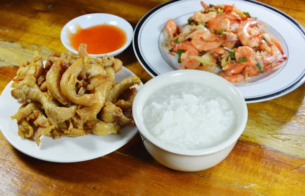 Riz bouilli manger avec poulet frit et salade de crevettes épicée — Photo