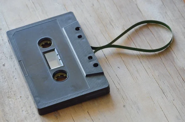 Grabadora de cinta de audio en tablero de madera — Foto de Stock