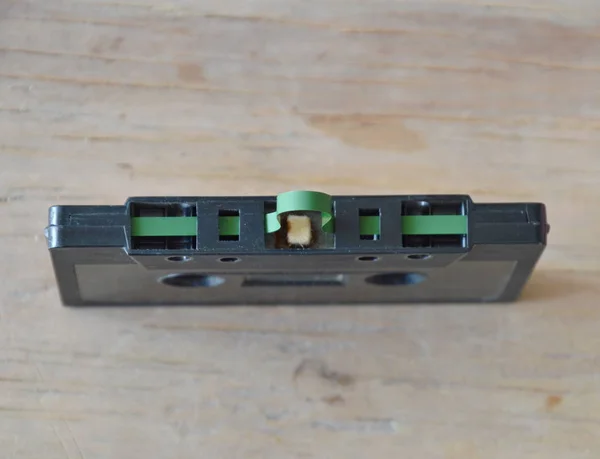 Magneetband uit van cassette op houten bord — Stockfoto
