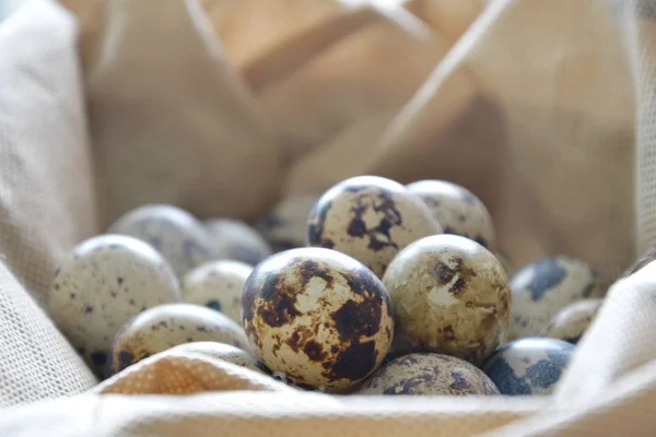 Oeuf de caille nourriture crue dans un sac en tissu — Photo