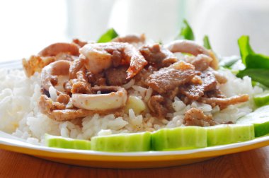 Kızarmış sarımsak domuz eti ve biber pirinç ile deniz ürünleri