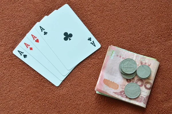 Jouer carte showdown as et argent sur la table — Photo