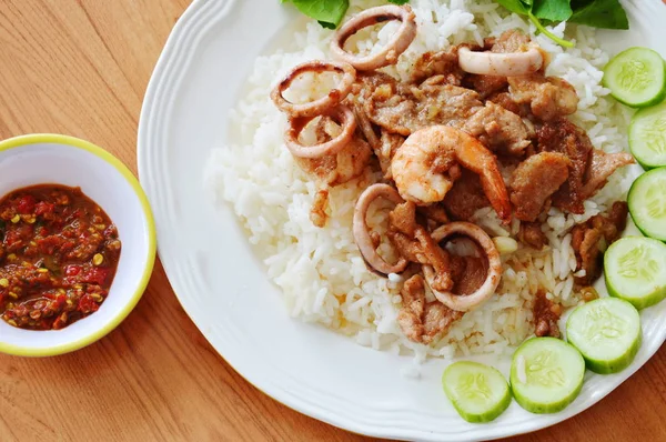 Bawang laut goreng bawang putih lada dan daging babi dengan pasta cabai pedas — Stok Foto