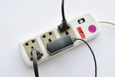 Beyaz arka plan üzerinde çeşitli delik soketinde takın