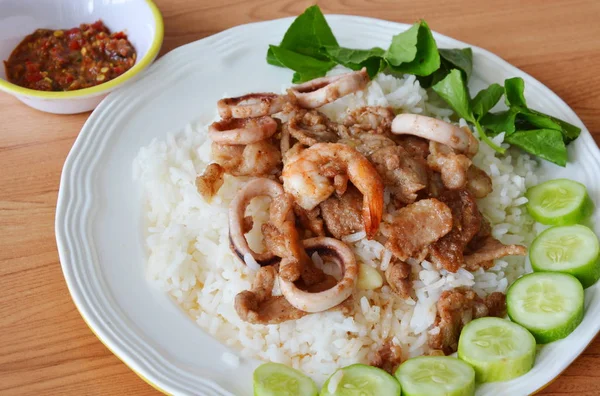 Bawang laut goreng bawang putih lada dan daging babi dengan pasta cabai pedas — Stok Foto