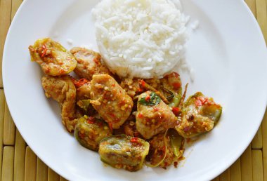 baharatlı karıştırın kızarmış balık top patlıcan ve biber ile sade pilav