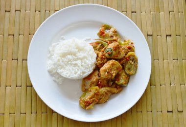 baharatlı karıştırın kızarmış balık top patlıcan ve biber ile sade pilav