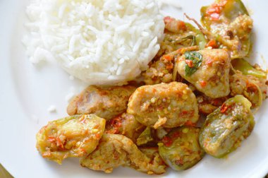 baharatlı karıştırın kızarmış balık top patlıcan ve biber ile sade pilav