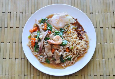 anlık erişte soyunma deniz ürünleri sos sos ve plaka üzerinde yumurta