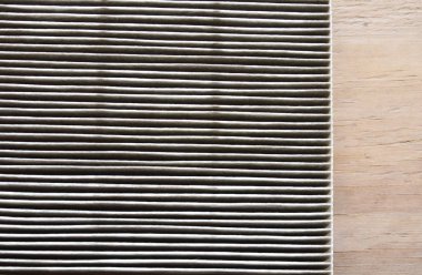 Araba hava filtresi ahşap tahta üzerinde