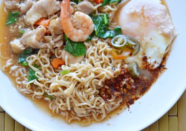 anlık erişte soyunma deniz ürünleri sos sos ve plaka üzerinde yumurta