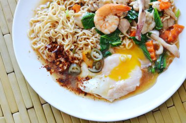 anlık erişte soyunma deniz ürünleri sos sos ve kremsi yumurta sarısı plaka üzerinde