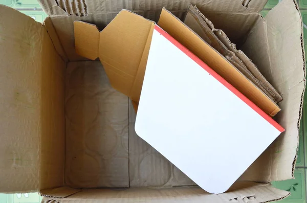Rottami di carta dura per il riciclaggio in scatola marrone — Foto Stock