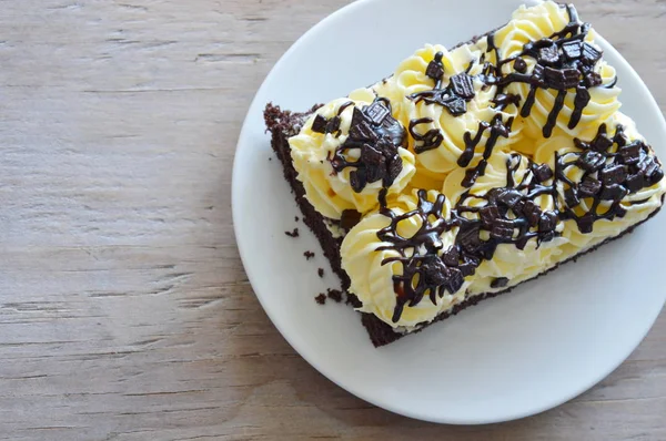 Crème de garniture gâteau au chocolat sur le plat — Photo