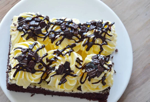 Crème de garniture gâteau au chocolat sur le plat — Photo