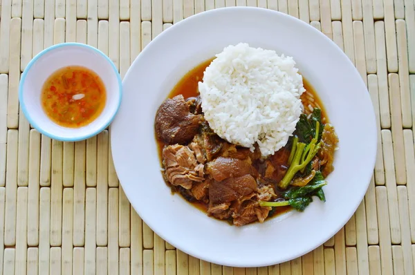 Kaki babi rebus dengan nasi dan saus cabai — Stok Foto