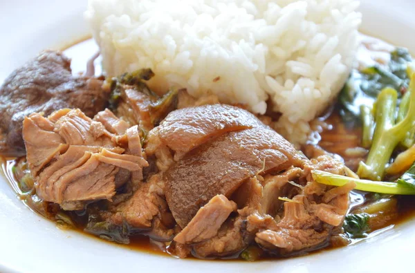 Kaki babi direbus dengan nasi di atas piring — Stok Foto