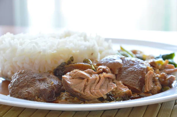 Geschmorte Schweinshaxe mit Reis auf Teller — Stockfoto