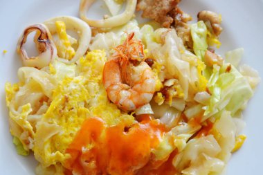 Kızarmış şehriye büyük deniz ürünleri ve lahana sos biber tabağa ilave edin