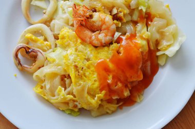 Kızarmış şehriye büyük deniz ürünleri ve lahana sos biber tabağa ilave edin