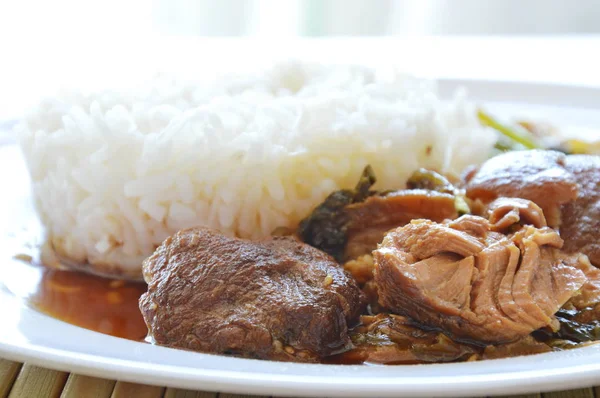 Schweinshaxe mit Reis auf Teller — Stockfoto