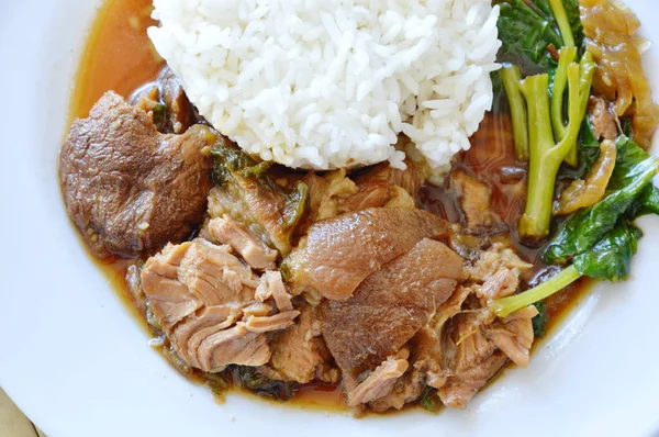 Kaki babi rebus dengan nasi di atas piring — Stok Foto