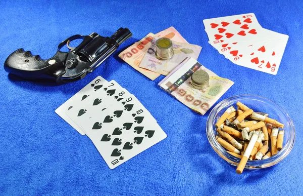 Escalera de color ganar juego de póquer y pistola con el cigarrillo —  Fotos de Stock