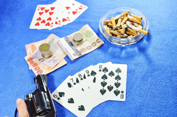 Hand punkt pistol för hota rival efter vinna Poker spel — Stockfoto