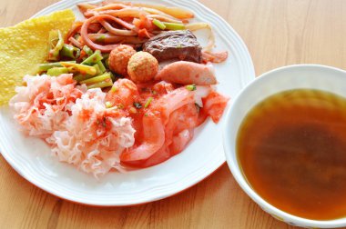 pirinç noodle balık ve karides topu elbise kırmızı soya sosu ile