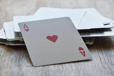 ahşap tahta üzerinde açılan kırmızı kalp kart