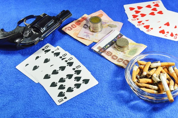 Κέντα Φλος Ρουαγιάλ κερδίσει παιχνίδι πόκερ και το όπλο με το τσιγάρο στον πίνακα μπλε βελούδο — Φωτογραφία Αρχείου