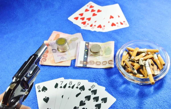 Vinnare Poker spel pekar pistol för hotar rival — Stockfoto