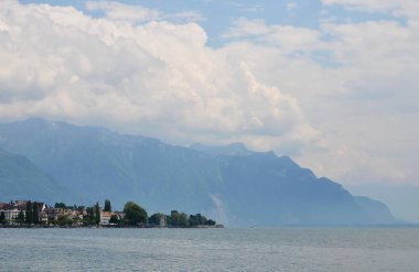 Isviçre 'de Cenevre Gölü manzarası üzerinde kasaba