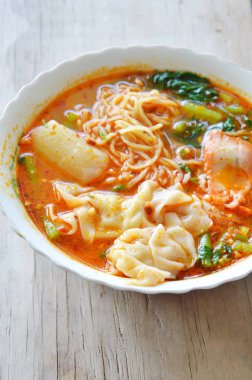 yumurta noodle ile baharatlı çorba kase üzerinde domuz eti hamur tatlısı