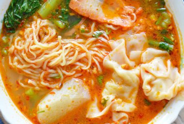 yumurta noodle ile tom yum çorba kase üzerinde domuz eti hamur tatlısı