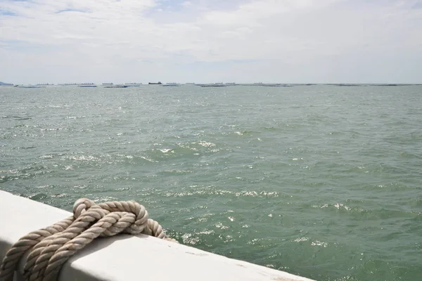 Výhled na moře z rybolovu lodí a námořní liniové flotily na pozadí panoramatu — Stock fotografie