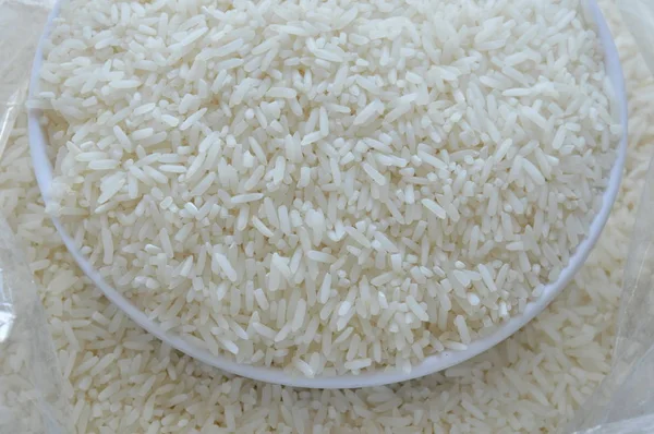 Тайский рис с жасмином на чашке в пластиковом пакете — стоковое фото