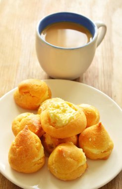 pasta yemek ve kahve Kupası vanilyalı krema doldurulmuş