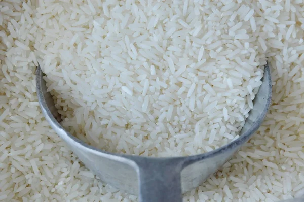 Arroz de jazmín tailandés con cucharada de hierro — Foto de Stock