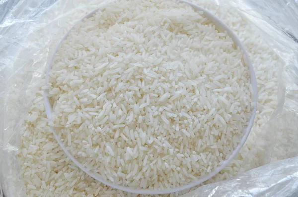 Tajski jasmine rice paddy na miskę w plastikowej torbie — Zdjęcie stockowe