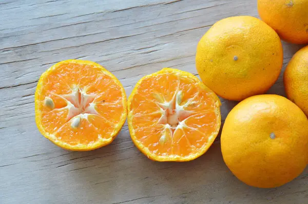 Corte laranja na placa de madeira — Fotografia de Stock